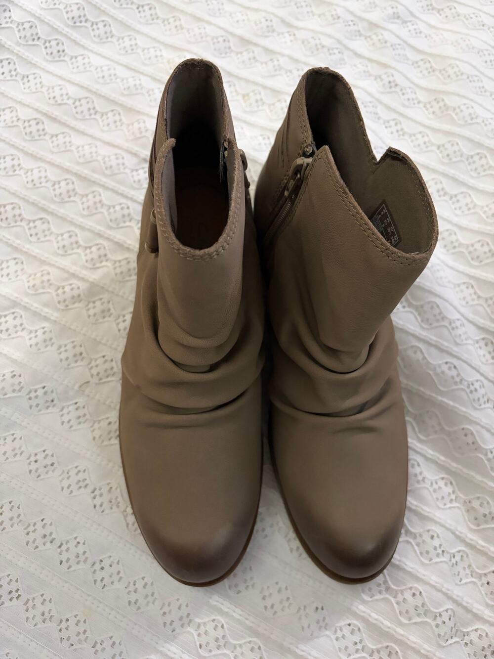 Clarks Charlten Rosa Ankle Boots Women's 8.5 Wide Dark Tan Nubuck Leather
